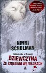 Dziewczyna ze śniegiem we włosach